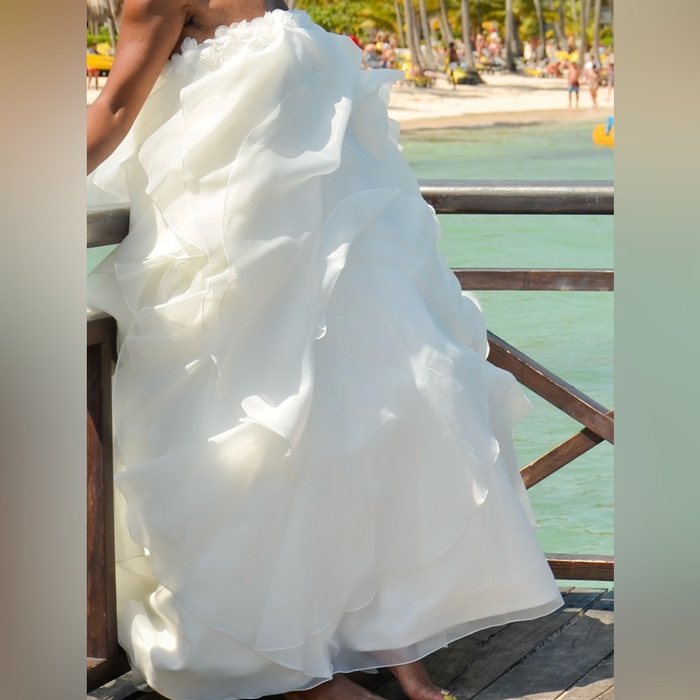 Strapless ruffle and chiffon tulle beach wedding gown. - Picture 11 of 16